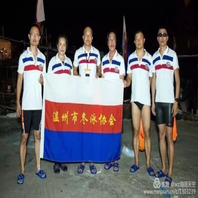 浪姿浮漂保驾护航---温州泳士成功横渡琼州海峡