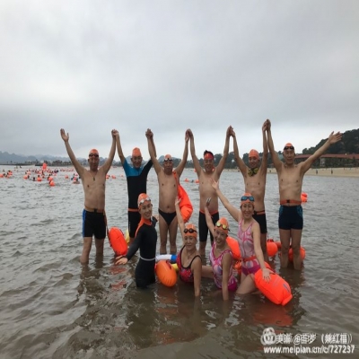 浪姿赞助首届中越友好游泳活动在下龙湾成功举行