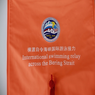 2011.07.28 横渡白令海峡国际游泳接力--指定游泳安全浮漂